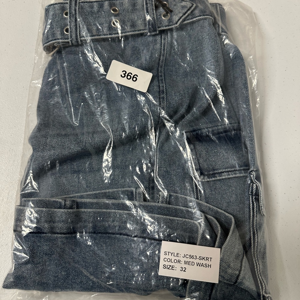 Juicy Couture Denim Medium Wash Cargo
Mini Skirt Size 32 NWT - Picture 5 of 9